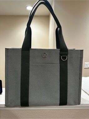 Lululemon two tone canvas tote bag 10L